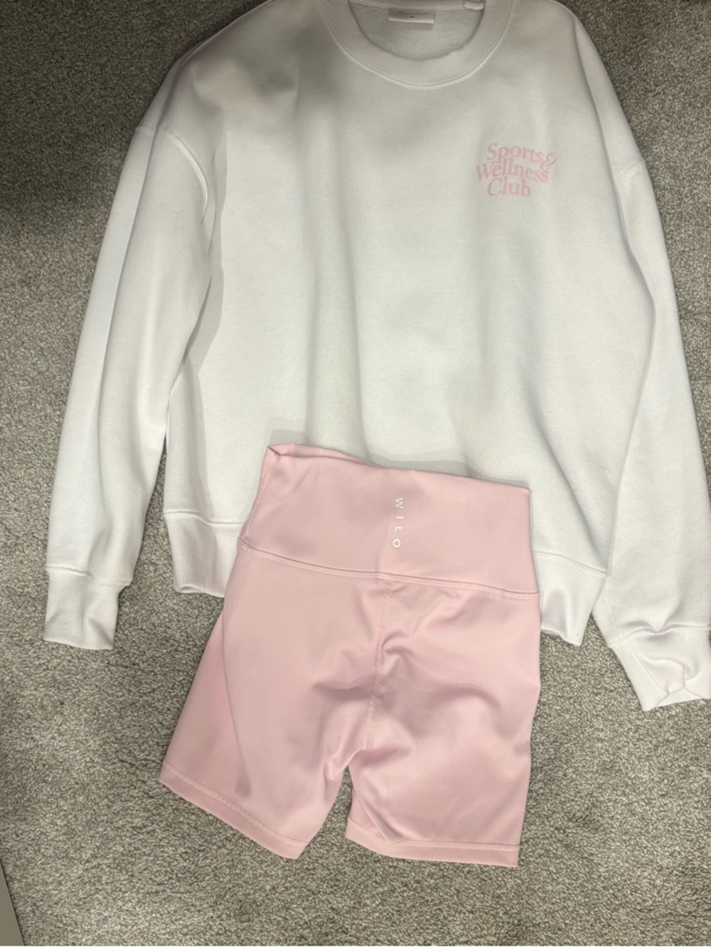 WILO WORKOUT SET.
White Sweatshirt with Pink Logo & Pink Bike Shorts